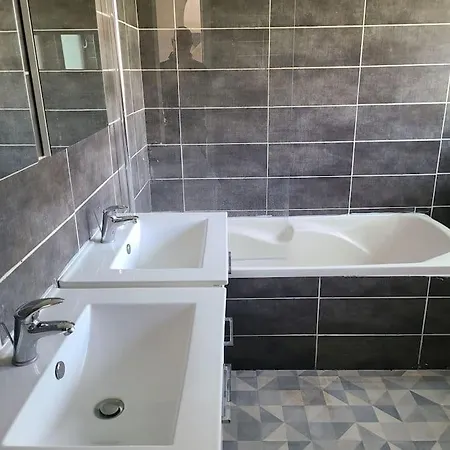 Holiday home Maison Pour 11 Personnes Max Avec Tv Dans Chaque Chambre Brest