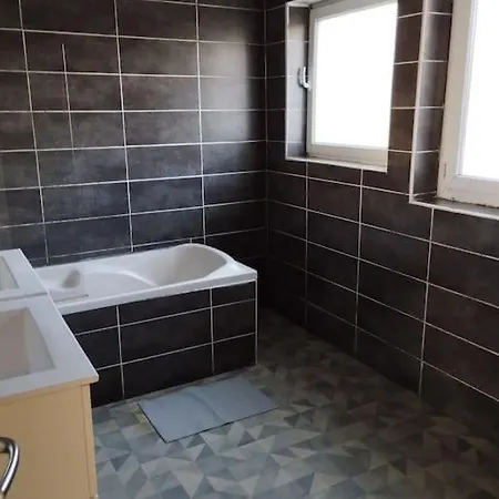 Maison Pour 11 Personnes Max Avec Tv Dans Chaque Chambre Brest